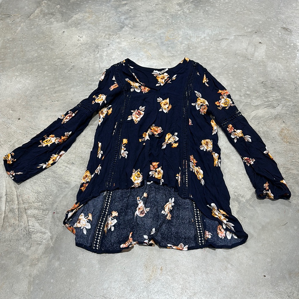 Blu Pepper Brand Navy Blue WFlowers Top  Size L  Q51